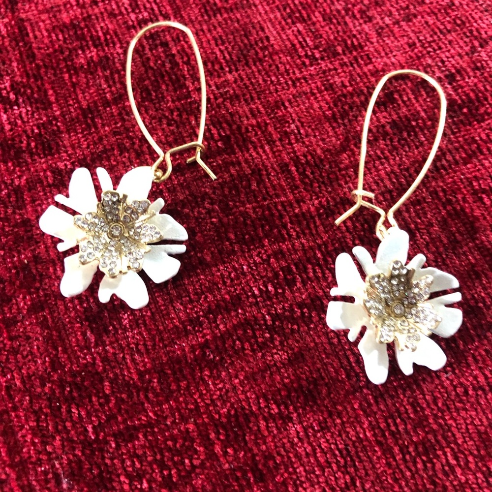 Carol Duplaise  White Floral Dropl Earings.